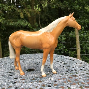 Vroeg indrukwekkend Beswick &#39;Large Racehorse&#39; model 1564 in palominoglans 1959-1982