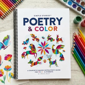 以下が含まれることがあります： 「POETRY & COLOR」というタイトルの、動物や花のカラフルなイラストが描かれたスパイラル綴じの本。 色鉛筆、水彩絵の具、筆が周りにあり、アートと教育をテーマにしていることを示唆しています。