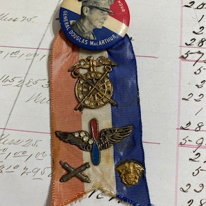 A RARE Vintage WW II Era General Gen. Douglas Macarthur Pin With Metals