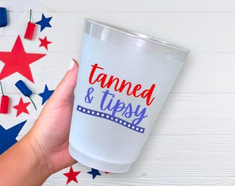 16オンスの愛国的なフロスト加工プラスチックカップ、7月4日のパーティーカップ、メモリアルデーカップ、タンニング＆ティプシー