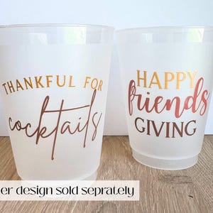 Peut inclure: Deux gobelets en plastique givr&eacute; avec des lettres dor&eacute;es et cuivr&eacute;es. L'un des gobelets porte l'inscription "THANKFUL FOR cocktails", l'autre "HAPPY friends GIVING". Les gobelets sont destin&eacute;s aux boissons et conviennent &agrave; une f&ecirc;te ou &agrave; un rassemblement.