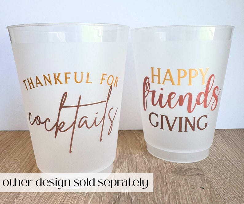 Peut inclure: Deux gobelets en plastique givr&eacute; avec des lettres dor&eacute;es et cuivr&eacute;es. L'un des gobelets porte l'inscription "THANKFUL FOR cocktails", l'autre "HAPPY friends GIVING". Les gobelets sont destin&eacute;s aux boissons et conviennent &agrave; une f&ecirc;te ou &agrave; un rassemblement.