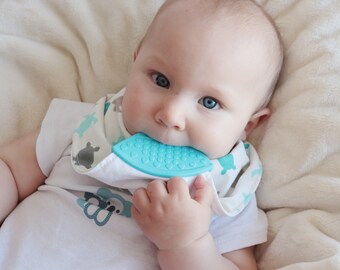 Fabric bib / bandana with its chewable silicone triangle, waterproof, personalized