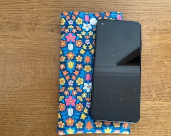 Étui de téléphone rembourré. Étui à lunettes de lecture ou pochette zippée pour lunettes de soleil en tissu Liberty Hampstead Meadow. Étui à lunettes fait main.