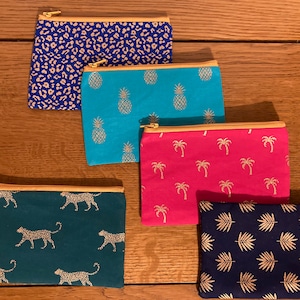 Mini trousses de maquillage à imprimé métallisé. Léopard, palmiers, ananas. Feuilles. Sac à pinceaux cosmétiques fait main, porte-monnaie, pochette sanitaire.