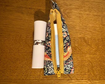 Pochette à baume à lèvres en coton avec porte-clés – Mini porte-monnaie en tissu William Morris Strawberry Thief
