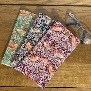 Étui à lunettes de lecture ou pochette à lunettes de soleil rembourré. Fait à la main dans un tissu en coton William Morris Strawberry Thief. Pochette zippée. Étui à spécifications.
