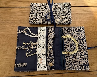 Organiseur de rouleaux de voyage pour bijoux en tissu William Morris. Pochette de rangement pour collier. cadeau