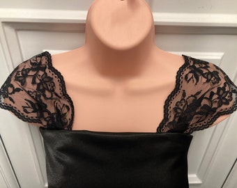 Bretelles amovibles pour robe de soirée. Mancherons fleuris. Bouton en dentelle dans les bretelles. Bretelles dos nu. Épaules découvertes en dentelle