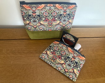 Trousse de maquillage à motif floral noir. Confectionnée à la main en tissu William Morris Ebony Strawberry Thief, avec bordure en velours en option. Trousse de toilette, trousse à cosmétiques.
