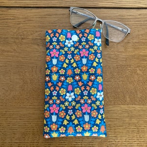 Étui à lunettes rembourré ou pochette zippée pour lunettes de soleil en tissu Liberty Hampstead Meadow. Étui de téléphone rembourré. Étui à lunettes fait main.