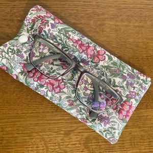 Étui à lunettes de lecture ou pochette à lunettes de soleil rembourré. Fabriqué à la main dans un tissu Liberty Mull Foxgloves. Étui à spécifications