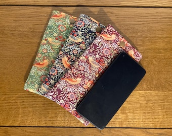 Étui rembourré pour téléphone ou étui à lunettes. Fait à la main dans un tissu en coton William Morris Strawberry Thief. Étui pour téléphone portable. Étui à spécifications.