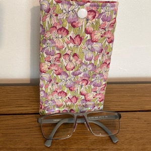 Étui à lunettes de lecture ou pochette à lunettes de soleil rembourré. Fait main dans un tissu Liberty Iris Muriel. Étui à spécifications