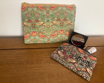 Trousses de maquillage. Fait main dans un tissu William Morris bleu marine prune ou vert fraise des voleurs. Trousse de toilette, trousse à pinceaux, trousse.