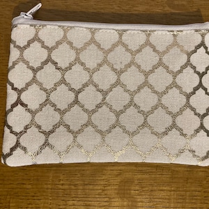 Mini trousse de maquillage Art déco dorée et blanche. Porte-monnaie, pochette hygiénique ou pochette désinfectante pour les mains fait main en tissu géométrique doré.