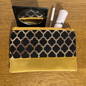 Mini trousse de maquillage Art Déco avec bordure en velours noir ou doré. Petit porte-monnaie ou pochette sanitaire fait main en tissu géométrique doré métallisé
