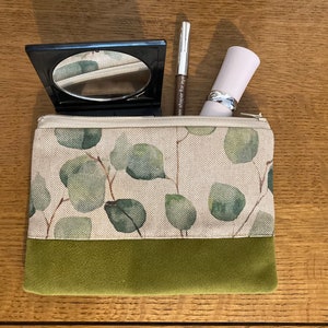 L'aquarelle laisse des trousses de maquillage avec des bordures en velours. Imprimé feuille d'eucalyptus Trousse à maquillage, pochette hygiénique. Fait main en coton aspect lin.