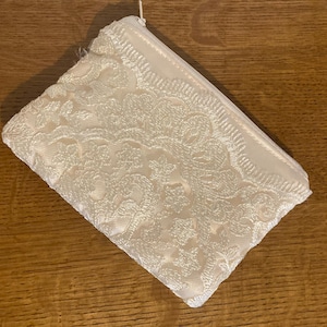 Sac de mariée, sac à main pour téléphone de mariage. Trousse de maquillage, faite main en dentelle festonnée crème ou ivoire pâle sur satin. Porte-monnaie, pochette pour désinfectant pour les mains