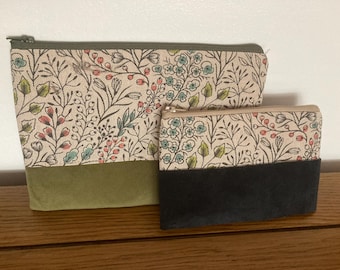 Trousses de maquillage fleurs rampantes avec bordure en velours. Trousse à cosmétiques florale, trousse de toilette, pochette sanitaire. Étui à crayons. Fait main dans un tissu d'aspect lin.