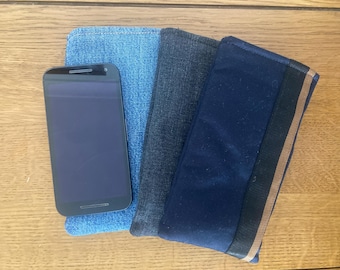 Étui pour téléphone portable en tissu rembourré pour homme fabriqué à partir de tissu denim up-cyclé. Étui à lunettes rayé. Étui souple pour téléphone. Pochette pour téléphone. Accessoire pour téléphone