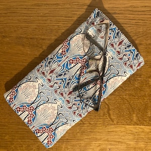 Étui à lunettes rembourré ou pochette zippée pour lunettes de soleil en tissu Liberty Hampstead Meadow. Étui de téléphone rembourré. Étui à lunettes fait main.