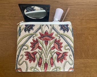 Mini trousse de maquillage bijou art nouveau recyclée. Trousse à maquillage florale, porte-monnaie, pochette sanitaire. Fait main dans un tissu design pour tapisserie