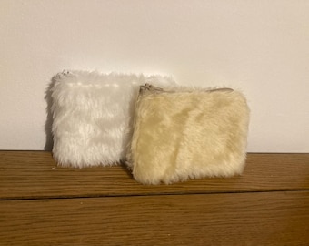 Porte-monnaie en fausse fourrure pour enfants. Fabriquée à la main dans un tissu pelucheux en fausse fourrure. Pochette hygiénique moelleuse. Remplisseur de bas