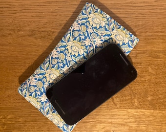 Étui pour téléphone portable en tissu rembourré, fabriqué dans un tissu art nouveau William Morris. Accessoire pour téléphone. Étui à lunettes souple. Étui à lunettes de soleil.