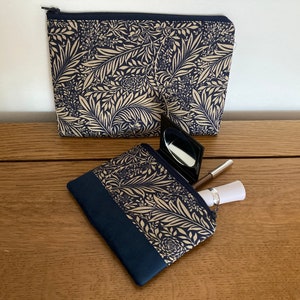 Trousses de maquillage en velours. Fait main dans du tissu William Morris Navy Larkspur. Petites ou mini-trousses à maquillage, Trousse de toilette, Trousse à maquillage, Trousse à crayons