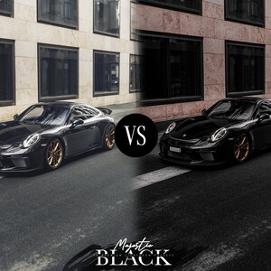 Peut inclure: Comparaison c&ocirc;te &agrave; c&ocirc;te de deux voitures Porsche 911 GT3 RS noires. La voiture de gauche a une couleur plus naturelle, tandis que la voiture de droite a une couleur plus rehauss&eacute;e. Le texte "VS" est affich&eacute; entre les deux voitures.