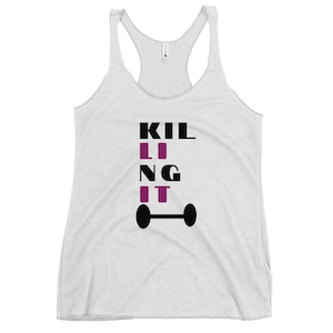Puede incluir: Una camiseta sin mangas de espalda nadadora gris claro con las palabras "KILLING IT" en letras negras y moradas, junto con un gráfico de mancuernas negro. La camiseta sin mangas tiene cuello redondo y diseño sin mangas.