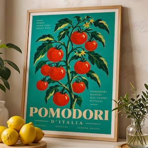Op de afbeelding: Een ingelijste rechthoekige wandkunstprint met een levendige groenblauwe achtergrond en een centrale illustratie van een tomatenplant met helderrode tomaten en groene bladeren. De tekst luidt POMODORI D'ITALIA, POMODORI MATURI DAL CUORE D'ITALIA, SOLE, TERRA, BUON CIBO, BELLA VITA, NATURALE, GENUINO, SEMPRE BUONI.