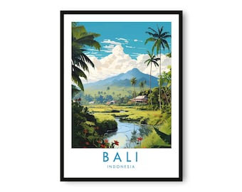 Puede incluir: Una impresión artística enmarcada que muestra un paisaje de Bali, Indonesia. La imagen presenta un campo de arroz verde, un río y palmeras bajo un cielo azul. La palabra "BALI" está impresa en la parte inferior. El marco es negro.