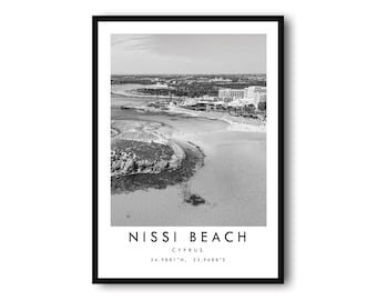 Impressão de viagem para a praia de Nissi | Arte de parede costeira de Chipre | Decoração com fotografia aérea em preto e branco da praia