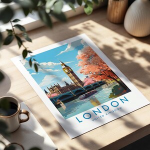 Op de afbeelding: Een rechthoekige kunstdruk met een kleurrijke illustratie van de Big Ben-klokkentoren en het parlementsgebouw in Londen. De sc&egrave;ne bevat een brug, een boot op de rivier en oranje bomen. De tekst LONDON UNITED KINGDOM staat onderaan afgedrukt.