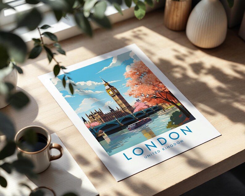 Op de afbeelding: Een rechthoekige kunstdruk met een kleurrijke illustratie van de Big Ben-klokkentoren en het parlementsgebouw in Londen. De sc&egrave;ne bevat een brug, een boot op de rivier en oranje bomen. De tekst LONDON UNITED KINGDOM staat onderaan afgedrukt.