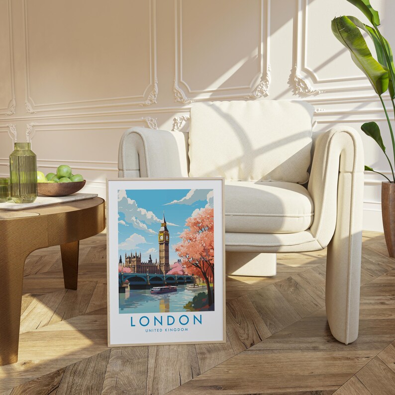 Op de afbeelding: Een ingelijste verticale kunstdruk met een kleurrijke illustratie van de skyline van Londen, inclusief de Big Ben en het Parlement, met kersenbloesembomen op de voorgrond en de tekst LONDON UNITED KINGDOM onderaan.