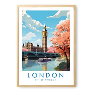 Op de afbeelding: Een ingelijste kunstdruk met een gestileerde illustratie van de skyline van Londen met de Big Ben, het parlement en een brug over de Theems. Een roze bloeiende kersenboom staat op de voorgrond, met de tekst LONDON UNITED KINGDOM.