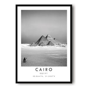 Piramidy w Kairze: Czarno-biały plakat podróżniczy do Egiptu