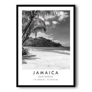 Pode incluir: Impressão emoldurada em preto e branco de uma praia jamaicana. A imagem apresenta uma praia arenosa, palmeiras e uma pequena ilha ao fundo. A palavra "JAMAICA" está impressa na parte inferior, juntamente com "CARIBBEAN" e coordenadas.