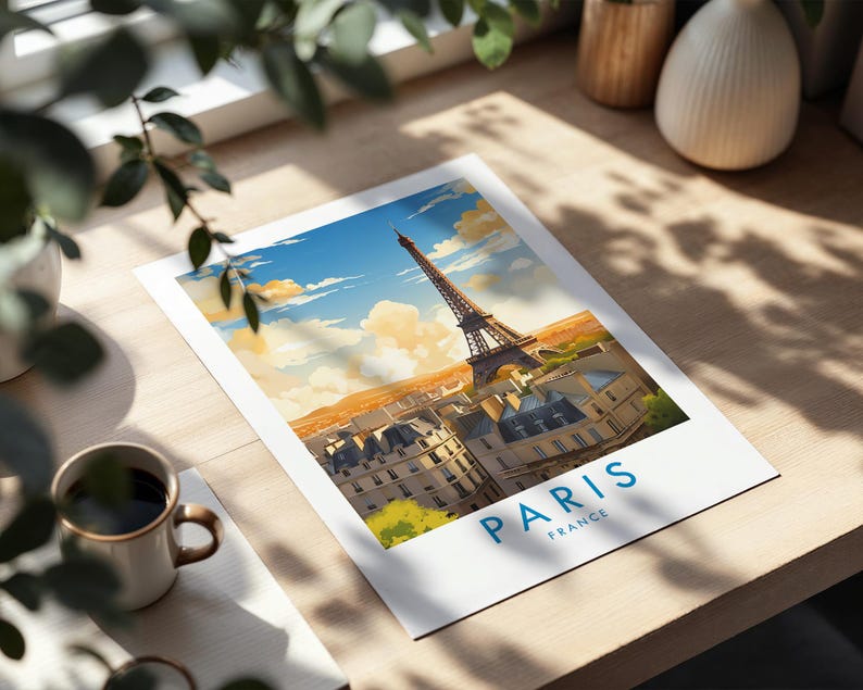 Op de afbeelding: Een rechthoekige kunstdruk met een kleurrijke illustratie van de Eiffeltoren boven Parijse gebouwen onder een helderblauwe lucht met zachte wolken. De tekst PARIS FRANCE staat in blauw gedrukt onderaan de witte rand.