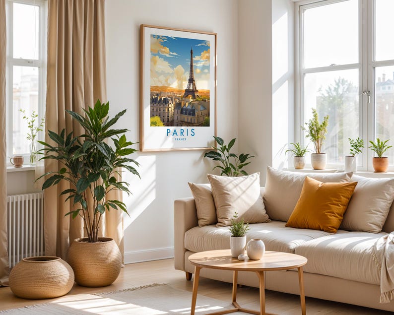 Op de afbeelding: Een ingelijste kunstdruk met een kleurrijke illustratie van de Eiffeltoren in Parijs, Frankrijk. Het kunstwerk toont een zonsondergang met wolken boven de skyline van de stad, met de tekst PARIS FRANCE in blauw gedrukt onderaan de lijst.
