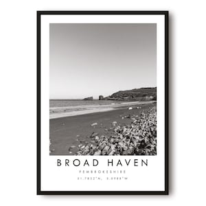 Broad Haven Travel Print, Pembrokeshire-poster, zwart-witprint, unieke muurkunst, minimalistisch interieur, stad A1/A2/A3/A4/A5