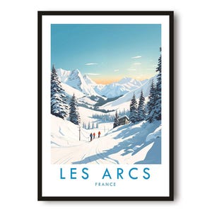 Op de afbeelding: Ingelijste kunstdruk met een winterlandschap van Les Arcs, Frankrijk. Het kunstwerk toont besneeuwde bergen, groenblijvende bomen en een skipiste onder een blauwe lucht. De woorden "LES ARCS FRANCE" staan onderaan in teal.