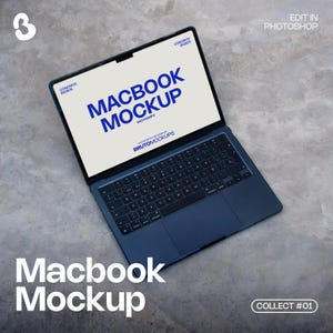 Puede incluir: Un ordenador portátil Macbook azul oscuro con la pantalla que muestra "MACBOOK MOCKUP" en texto azul. El teclado es visible y el portátil está abierto sobre una superficie gris. Las palabras "EDIT IN PHOTOSHOP" están en la esquina superior derecha.