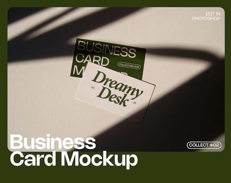 Op de afbeelding: Een mockup van een visitekaartje met twee kaarten op een wit oppervlak met schaduwen. E&eacute;n kaart is groen met de tekst "BUSINESS CARD" en "COLLECTION #02". De andere kaart is wit met "Dreamy Desk" erop gedrukt. De tekst "Business Card Mockup" staat onderaan.