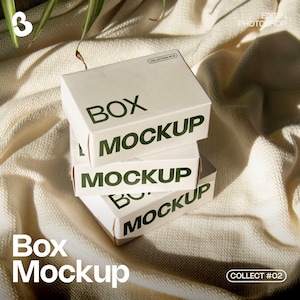 Op de afbeelding: Drie witte dozen op elkaar gestapeld, elk met het woord "MOCKUP" in groen. De bovenste doos heeft ook het woord "BOX" in groen. De dozen liggen op een crèmekleurige stof. De tekst "Box Mockup" staat onderaan.