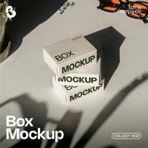 Puede incluir: Tres maquetas de cajas blancas apiladas sobre una superficie blanca. Las cajas tienen las palabras "BOX MOCKUP" impresas en verde. La imagen también incluye el texto "Box Mockup" y "COLLECT #02". Gafas de sol en el fondo.