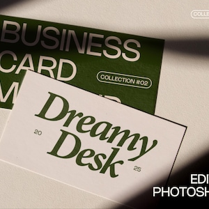 Op de afbeelding: Er worden twee visitekaartjes getoond, &eacute;&eacute;n groene en &eacute;&eacute;n witte. Op de groene kaart staat "BUSINESS CARD" en "COLLECTION #02". Op de witte kaart staat "Dreamy Desk". De woorden "EDIT IN PHOTOSHOP" staan rechtsonder.